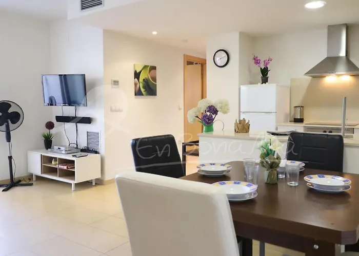 Alquiler De Apartamento Moderno De 2 Dormitorios Con Jardin Privado, - Es-366-7