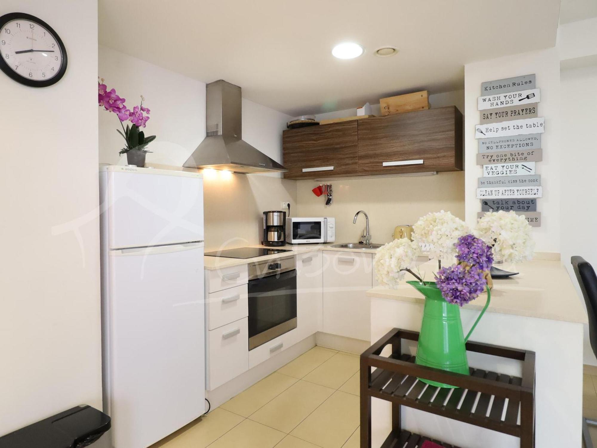 Alquiler De Moderno De 2 Con Jardin Privado, - Es-366-7 *