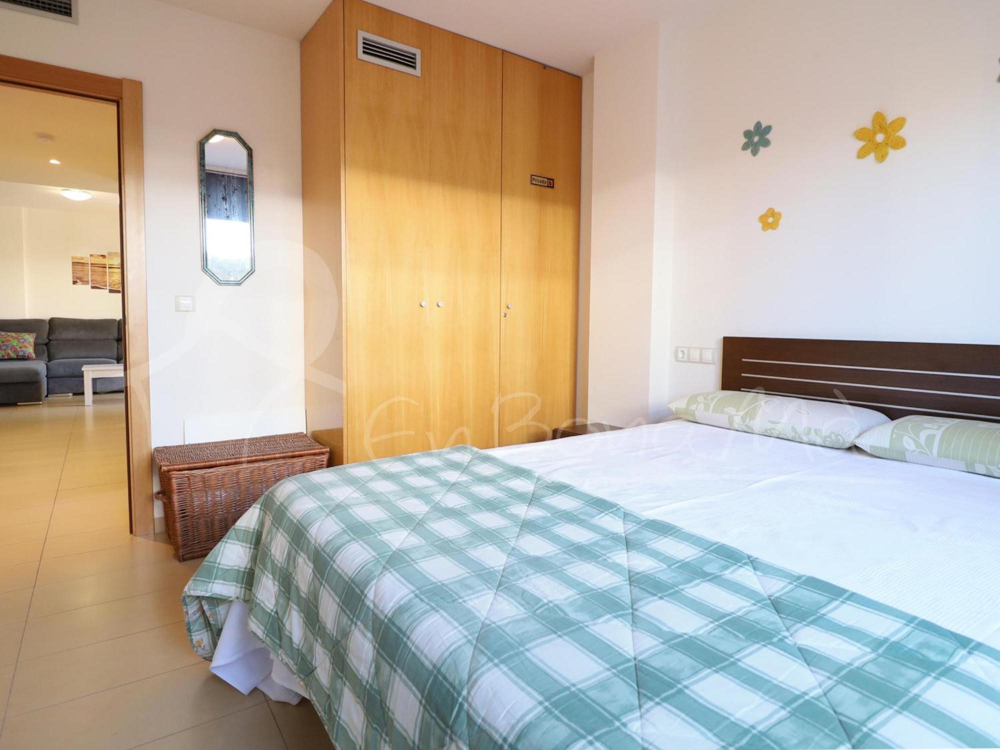 Apartamento Alquiler De Moderno De 2 Con Jardin Privado, - Es-366-7 Rosas